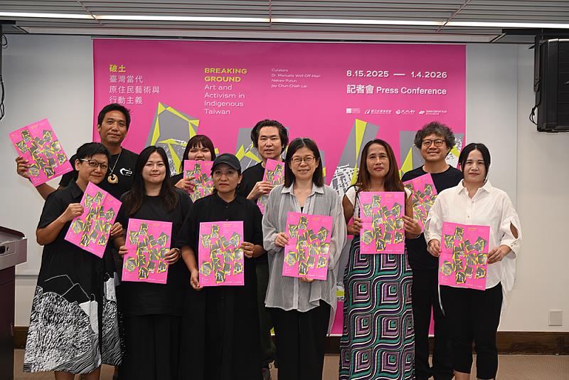 國美館長陳貺怡(前排右3)、策展人那高．卜沌（前排右2）、策展人賴駿杰（後排左3）及參展藝術家等人合影
