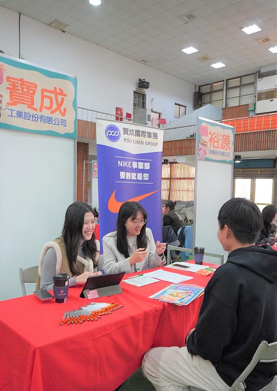 求職青年接受廠商面試（歷史照片）