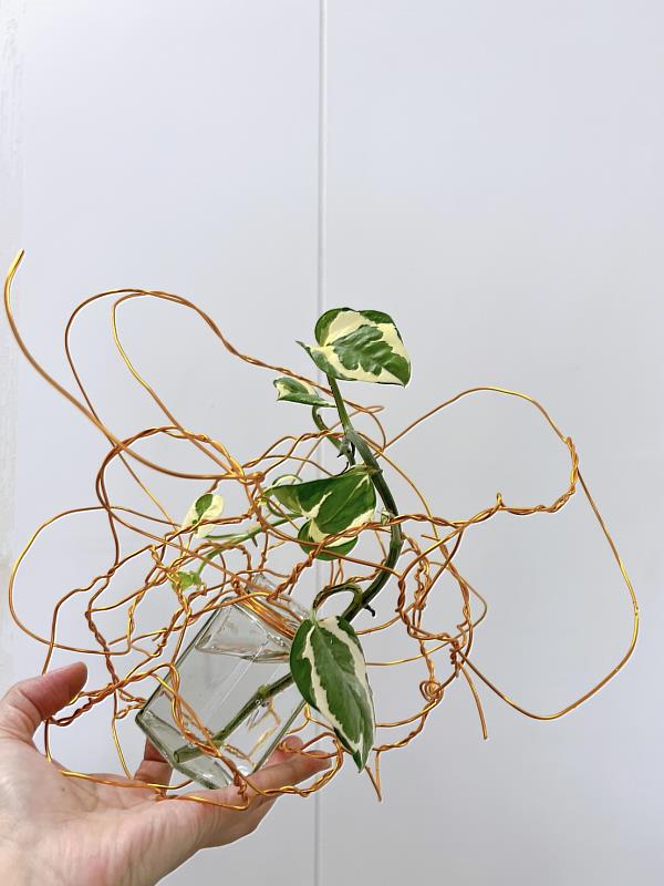 藉由編織創作獨特金屬花器。
