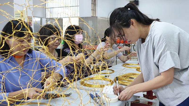 藝術家王怡婷與編織班居民共創作品。