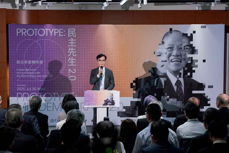 圖說：資策會、李登輝基金會及臺灣圖書館共同舉辦「PROTOTYPE：民主先生2.0數位李登輝特展」即日起在臺灣圖書館盛大展出。圖為資策會董事長黃仲銘致詞。