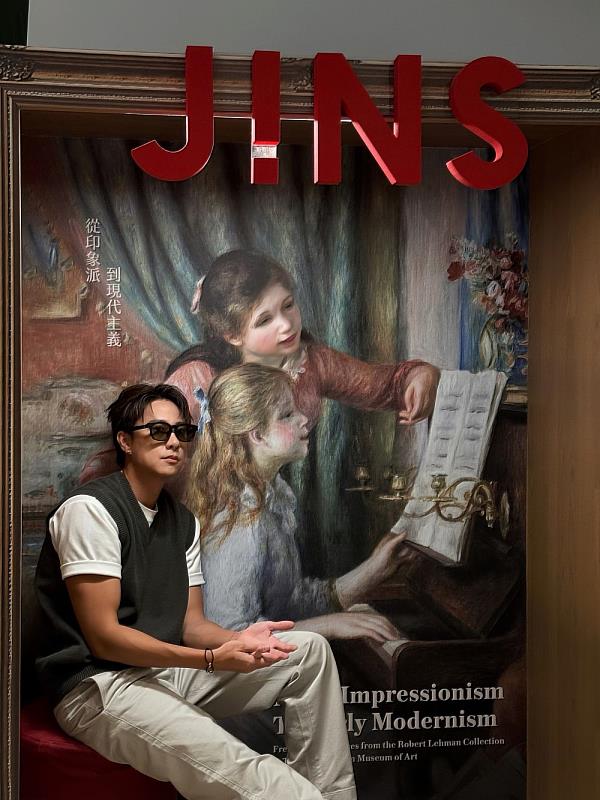 ▲劉書宏在拍戲空檔也到《大都會博物館名作展》參觀，配戴 JINS x Snow Peak 聯名眼鏡<展現他私底下知性都會型男的一面