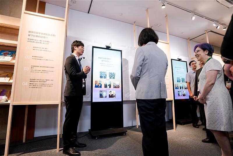 圖說：前總統蔡英文今（30）日於「數位李登輝特展」體驗AI技術互動。