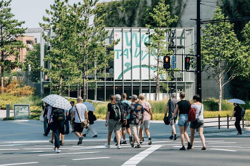 「We TAIWAN」醒目的主視覺標示正式放上核心展覽「臺灣光譜」所在的VS.場館，向世界宣告「臺灣已準備就緒」。