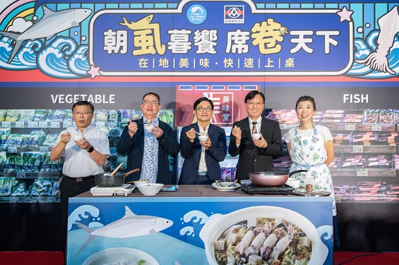 財團法人養殖基金會陳昭寰執行長、中華民國全國漁會謝龍隱理事長、全聯劉鴻徵協理、漁業署王茂城署長與阿芳老師(由左至右)一同合影