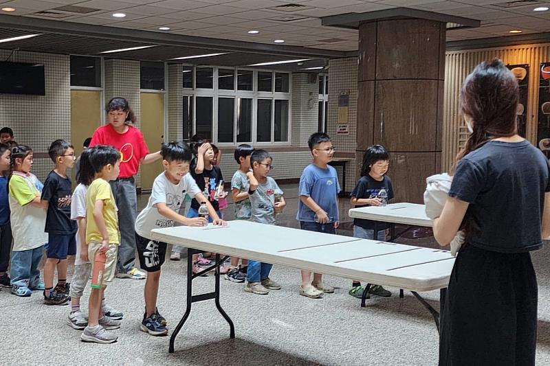 學生們合力挑戰「水瓶！停！」關卡，展現默契與穩定控制力。