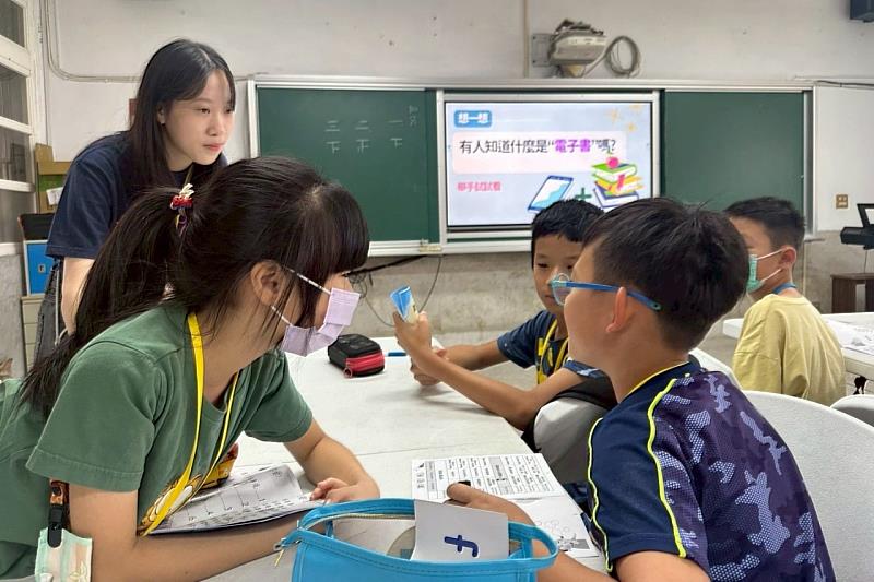 在認識電子書的課程中,南大科技營學童積極表達看法