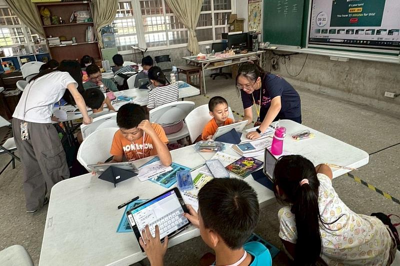 南大科技營學生運用canva魔法繪圖工具，生成AI圖片