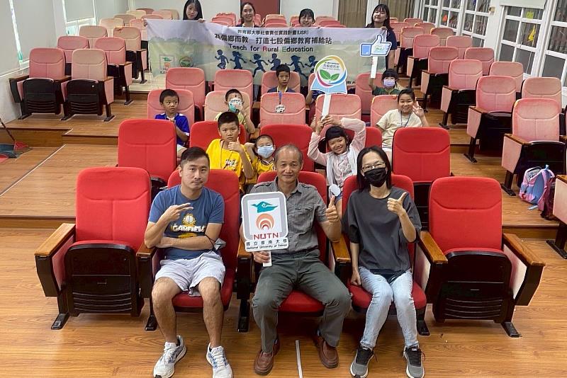 南大科技營開幕式合影,展現大學與地方攜手合作的教育力量