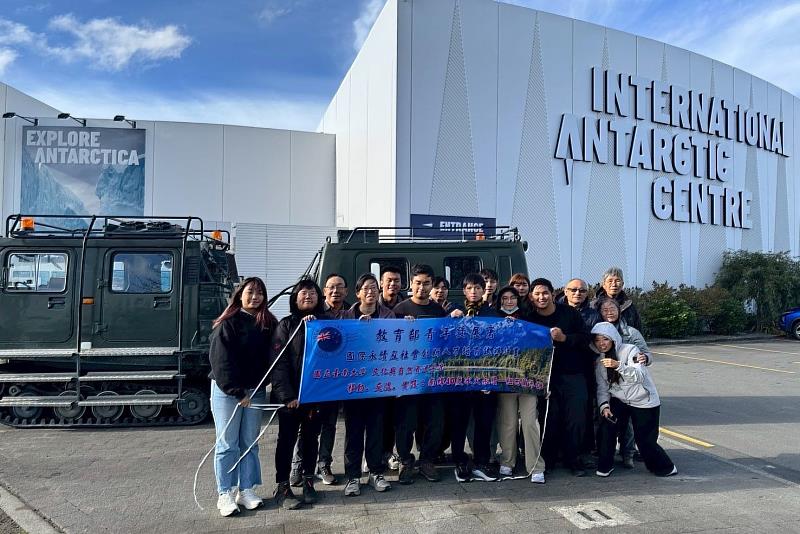 南大文資系返臺後策劃營隊課程會議，準備以台江地區鳥類生態為核心發展永續教育行動