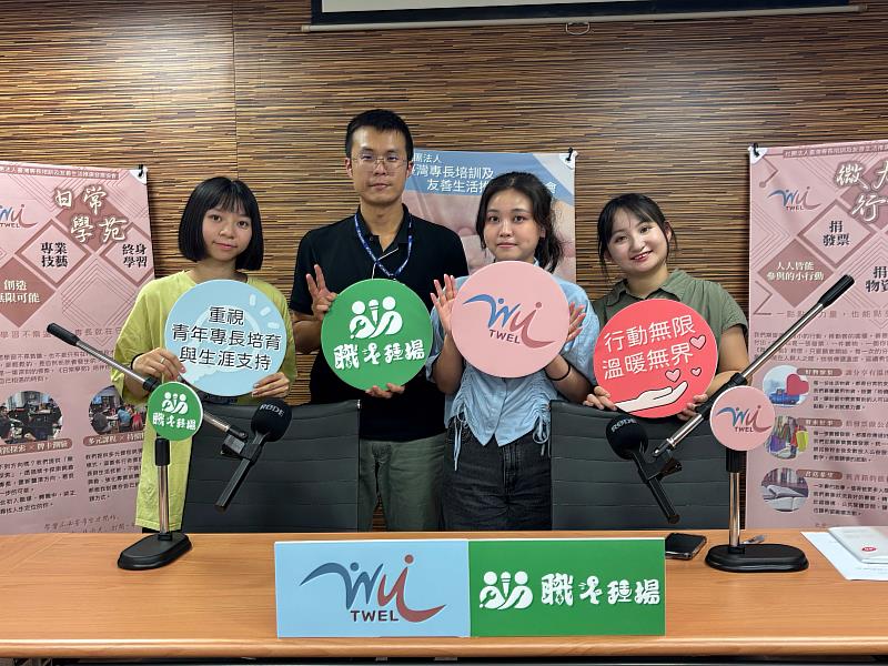 公廣系畢製邀請光洋應用材料人資課長許漢崴(左2)參與Podcast錄製,全體合影