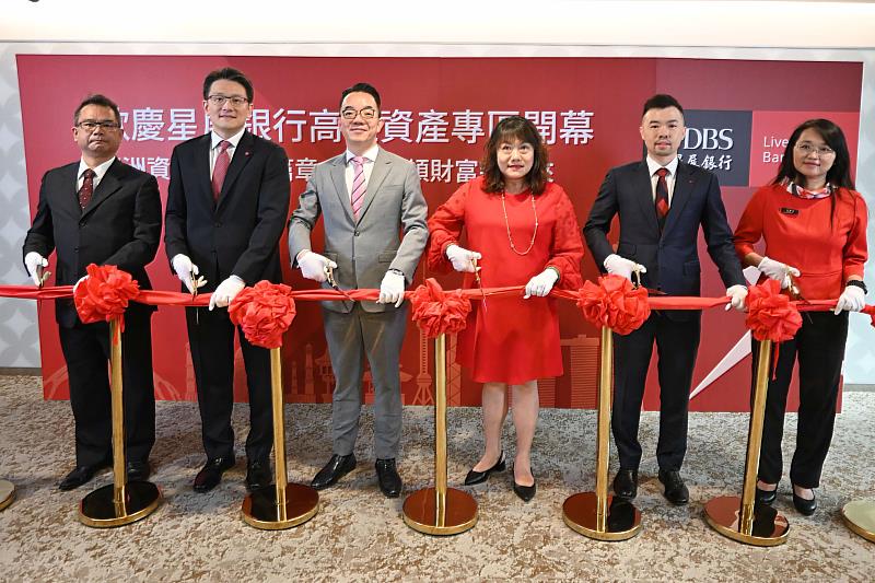 （從左二起，由左至右） 星展消費金融處經營企劃、客群管理暨生態圈發展部部門主管張善湧、分行業務部部門主管王金生、營運管理部部門主管劉瓊媚蒞臨分行歡慶開幕