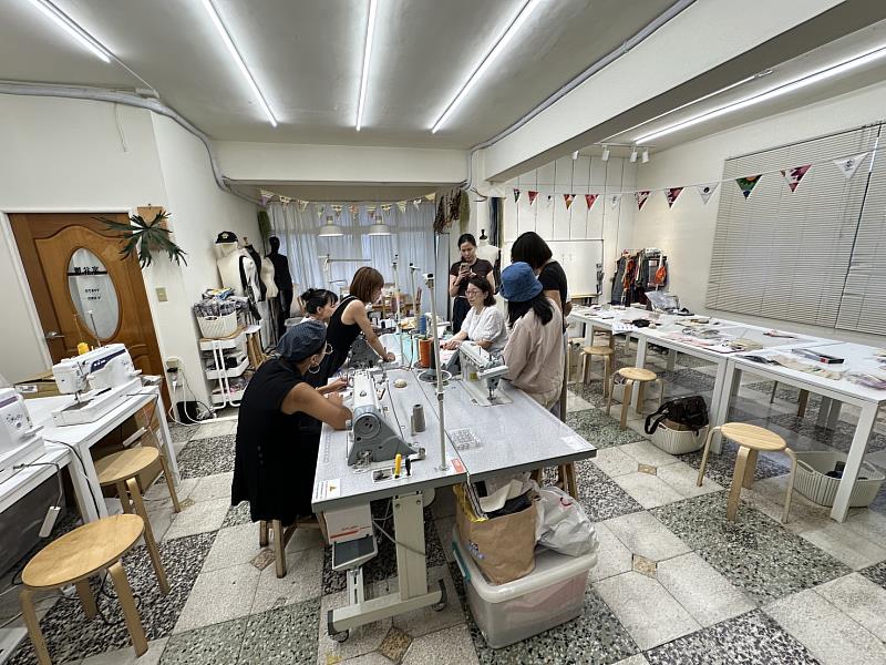 計畫中，工作坊及課程由職人或專業工作者教學，讓民眾學習如何修復及修改舊衣，延長衣物壽命與情感。