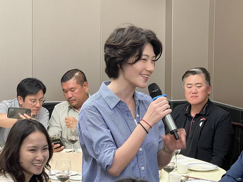 搭僑計畫學員黃苑婷向商會會員提問請教