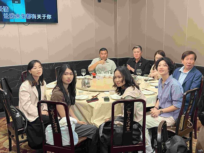 搭僑計畫學員聆聽商會會員分享創業歷程與人生體悟