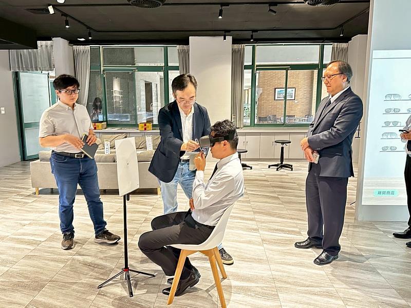 寶島眼鏡走進校園體驗中臺科大視光教育教學設備