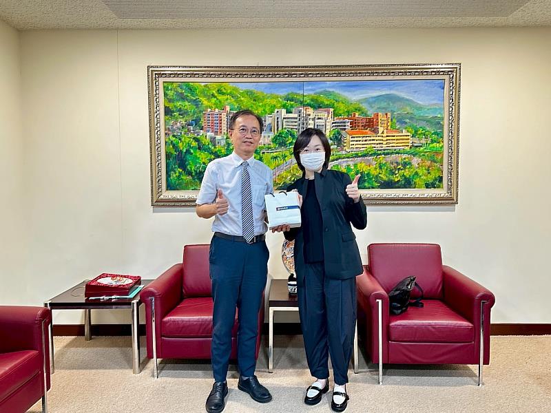 寶島眼鏡蔡宜珊總經理與中臺科大鄭凱元副校長合影