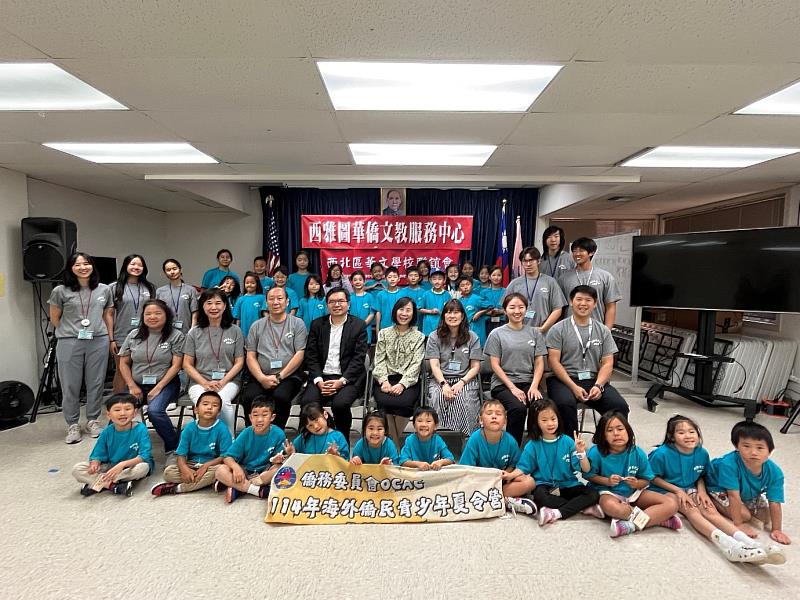 榮幼娥與美西北區華文學校聯誼會外僑民青少年夏令營全體師生合影