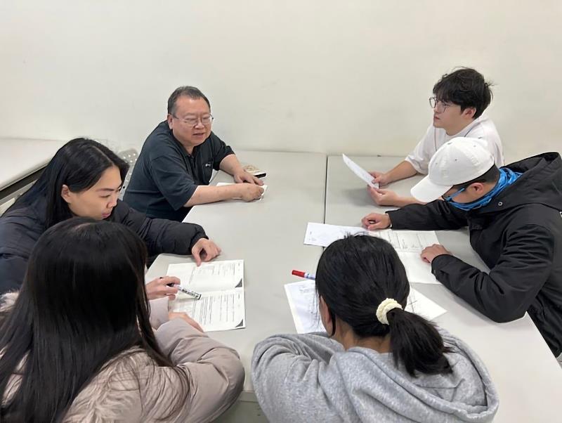 資工系張志勇特聘教授輔導「以多模態深度學習偵測校園暴力與霸凌行為」課程，與學生共同討論如何運用AI技術與模型，偵測影片中的暴力行為。（圖／淡江大學提供）