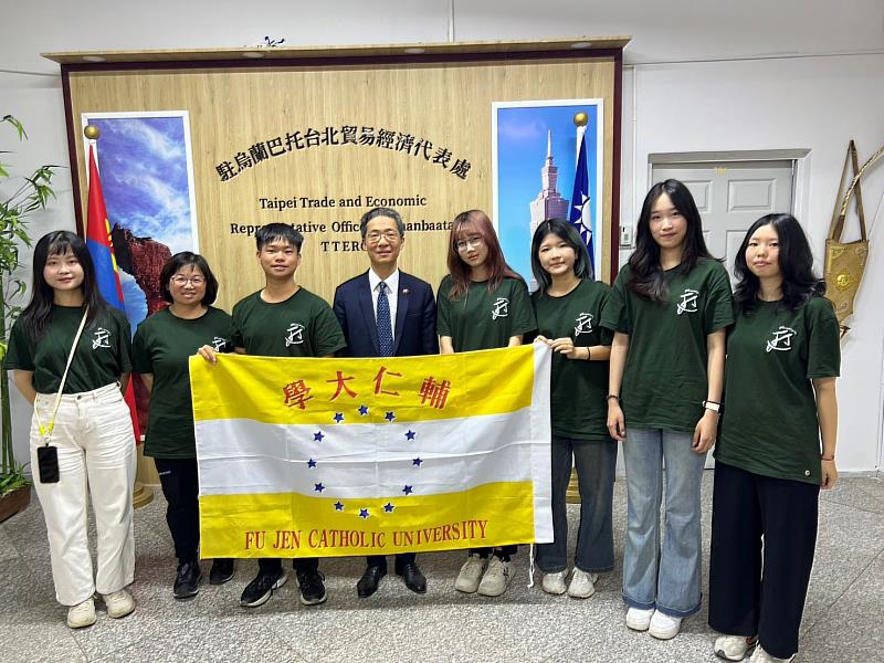 輔仁大學蒙古烏蘭巴托服務學習團隊於2025年7月31日拜會本處與王凱右代表合影。
