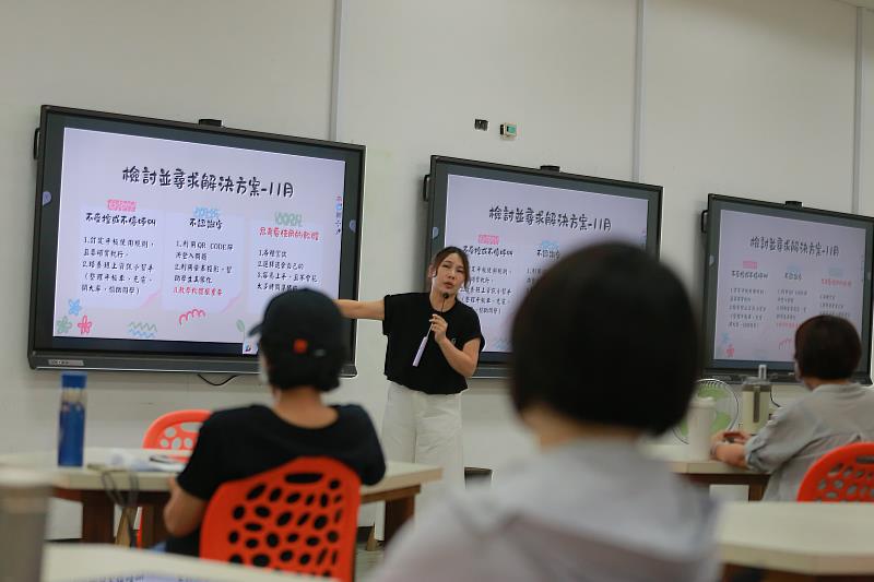 東門國小育瑗主任帶領老師們於智慧教室裡遨遊美好未來世界