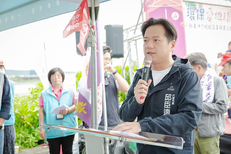 代理市長邱臣遠致詞感謝房仲業者熱心公益