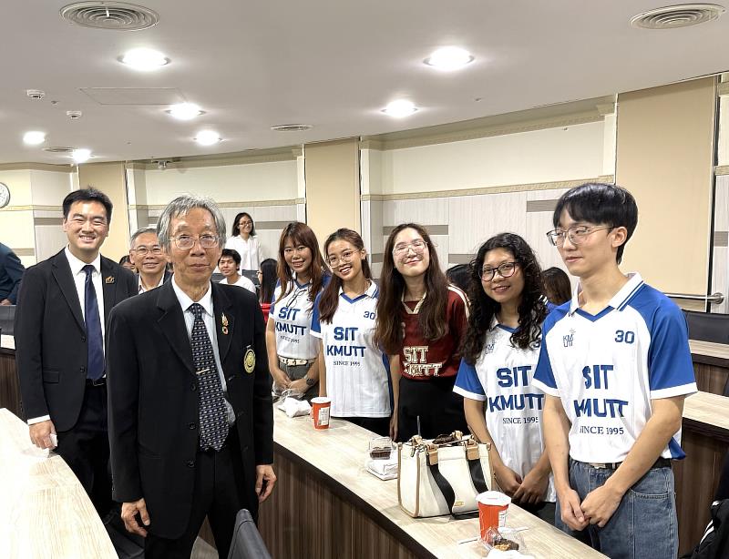 KMUTT學生與KMUTT校長及系所主管合影