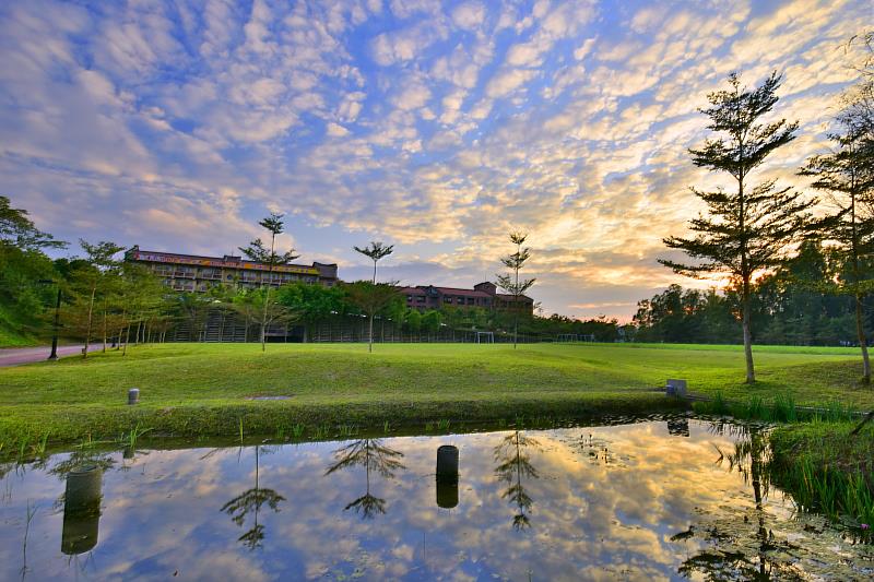 南華大學校園優美綠意盎然，更連續九年獲世界百大綠色大學排名。