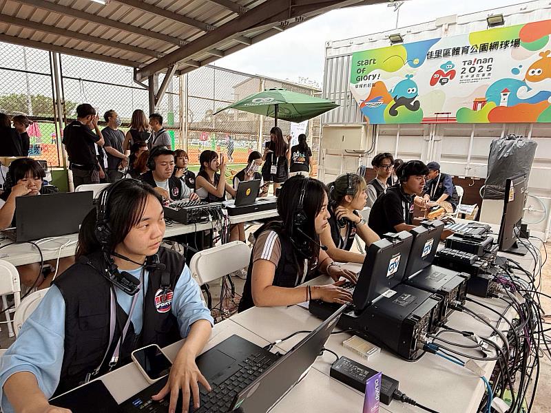 南華大學優質辦學強化就業力，圖為傳播系學生執行全大運軟式網球賽事，展現專業力。