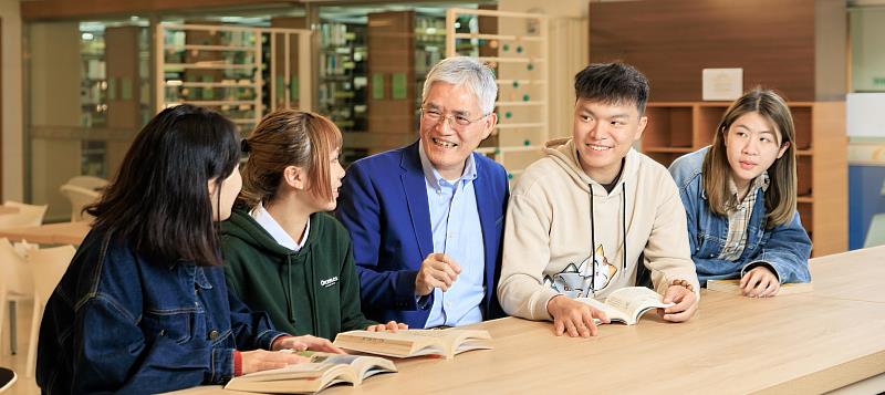 南華大學優質辦學接軌國際，強化就業力，高俊雄校長(中)關心學生的學習。