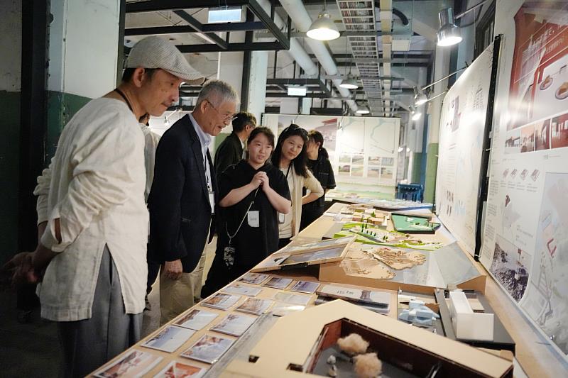 南華大學優質辦學強化就業力，圖為建築學系畢業展深獲師長好評。