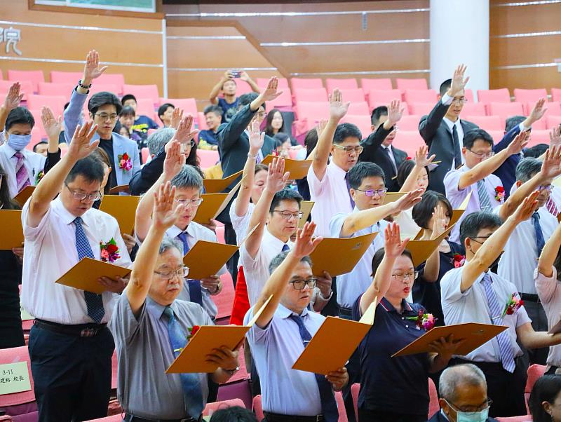 翁章梁主持114學年度嘉義縣國中小學校長佈達交接典禮