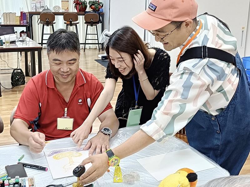 「胡子碰碰OHIGE no PON」作者金澤信拜訪台灣失智症協會、與失智者互動交流。圖/有你共創提供