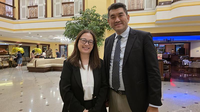 泰國教育中心謝宗順主任（右）指出，本次介紹的雙聯碩士學程涵蓋人工智慧（AI）、行銷、ESG、財務與策略五大重點領域，採全中文授課模式，並可同步銜接東海碩士學位。