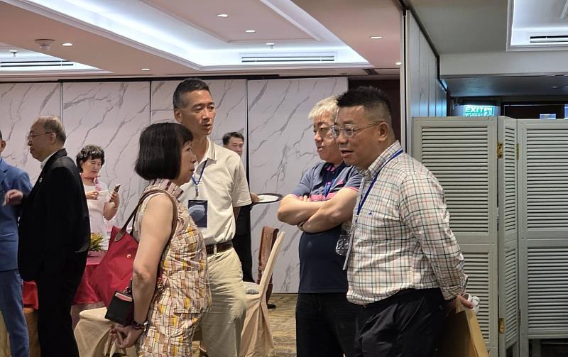 澳門航空泰國辦事處總經理管佈雷（右1）成為該碩士班首位正式學生。
