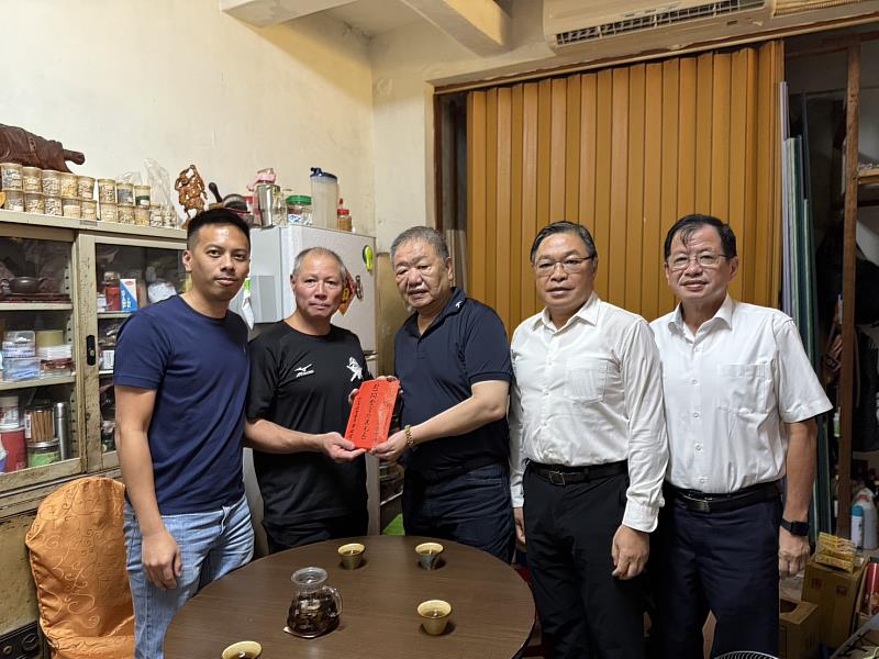 議長致贈慰問金(左1馬見議員、左2曹雙全父親、中間新北市議會蔣根煌議長、右2議會秘書長 陳王正源 、右1消防局陳崇岳局長)