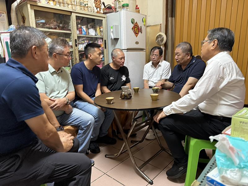 議長蔣根煌及馬見議員至曹員家中慰問。