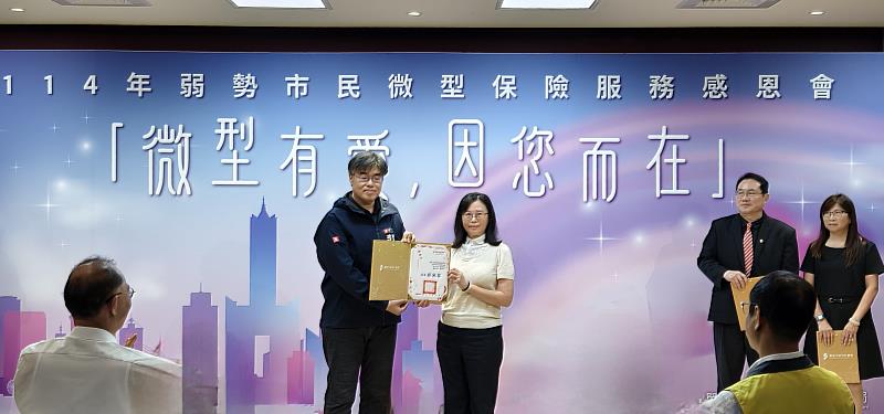 宏泰人壽提供高雄市弱勢市民微型保險而獲得肯定，由高雄市政府李懷仁副市長（左）頒發感謝狀，宏泰人壽高雄分公司李秀芳經理（右）代表受獎。
