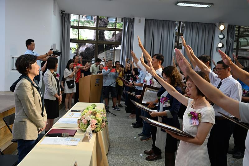 臺東縣114學年度校長暨園長布達 饒慶鈴頒聘書勉勵堅守教育初心 縣府會持續給予學校支持
