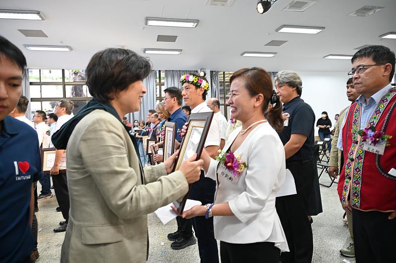 臺東縣114學年度校長暨園長布達 饒慶鈴頒聘書勉勵堅守教育初心 縣府會持續給予學校支持