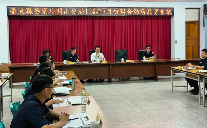 臺東縣警局長蔡燕明親臨關山分局聯合勤教　頒贈榮退巡佐紀念匾並慰勉執行熱氣球及投(開)票維安勤務同仁之辛勞