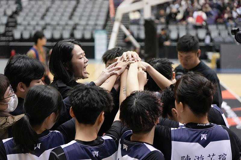 世新女籃攜手遠雄人壽落實全人教育，將運動語言轉化為個人專業力。（世新大學提供）