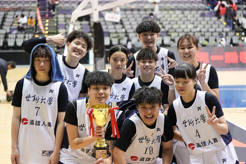 世新女籃近年在UBA表現亮眼，多位球員入選世大運代表隊，也有學生成功轉型為體育記者、行銷顧問與球隊行政，在運動場內外發光發熱。（世新大學提供）