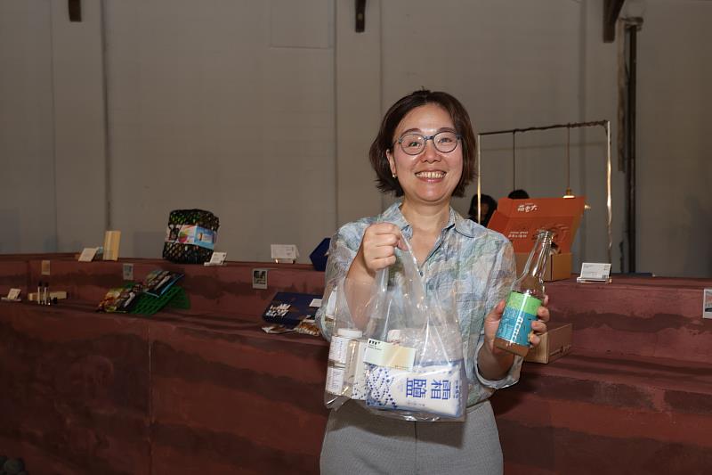 文化部政務次長王時思邀請民眾在「臺灣萬水」地方特選館,選購最水、最美、上媠的地方特產。