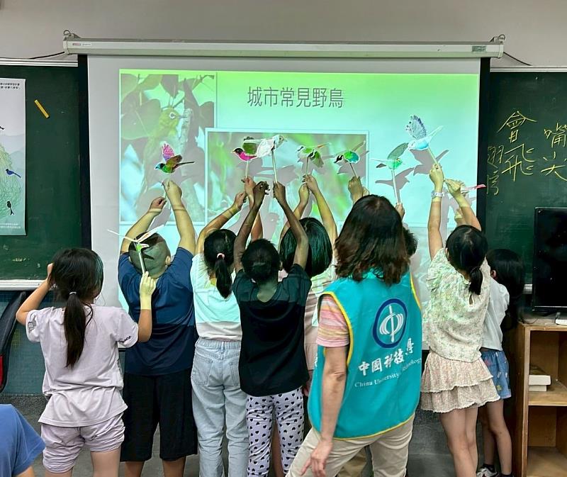 興華國小學生快樂展示繽紛色彩DIY(白頭翁)野鳥模型成品(照片/中國科大提供)