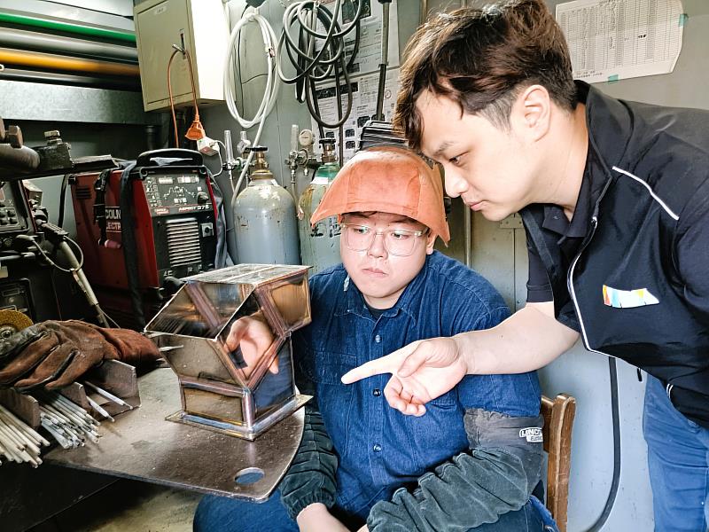 銲接職類選手劉軒瑋(左)在北分署訓練師(右)指導下精進技術，成功晉級第二階段的國手選拔。