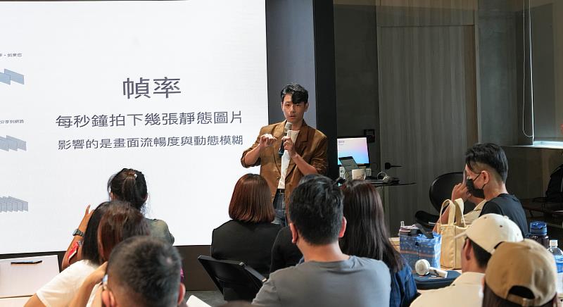 青年局「K-TV新媒體人才培育中心」舉辦「旅拍×人像短影音拍攝技巧」培訓課程，邀請曾毓升老師（站立者）帶領學員從理論到實作，一步步學習拍攝短影音的步驟與技巧。