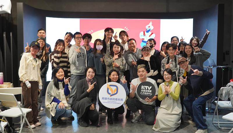 去年第四屆「行銷大師養成計畫」講師「沒有營養的生活智慧王」（前排右3）與SoundOn資深業務經理樊紹平（前排右4），在青年局「K-TV新媒體人才培育中心」舉辦「學員回娘家」小聚活動，並與結業學員分享商業合作的實戰經驗。