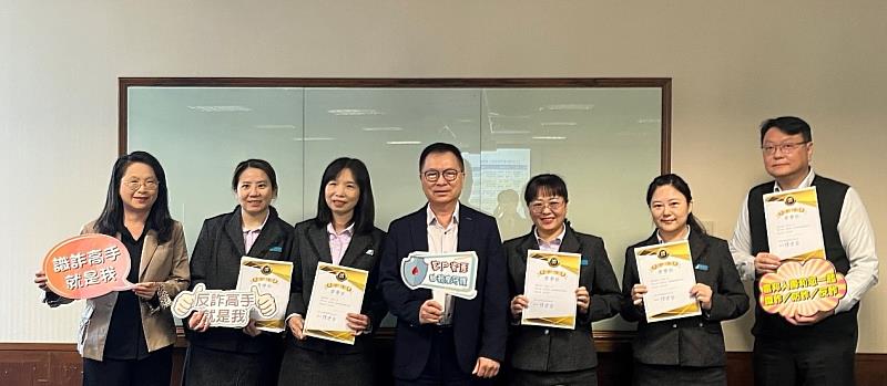 富邦人壽總經理陳世岳(中)頒發獎狀公開表揚打詐有功人員。