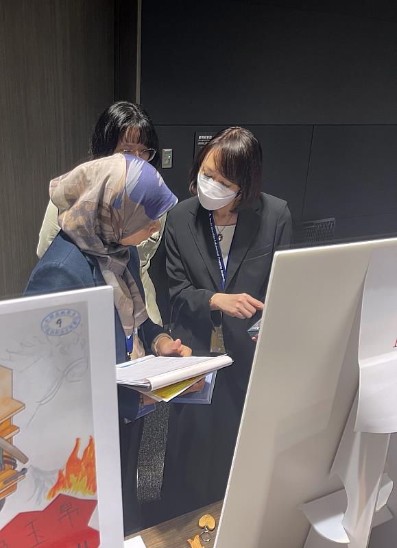 長榮大學食安學程許淑真副教授與學生和國際評審交流
